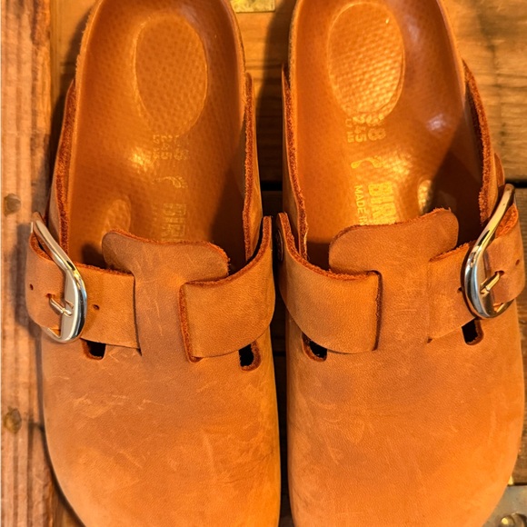Birkenstock-style Oiled Leather Slip-On Gold Big Buckle Boston Clog in cognac 38
